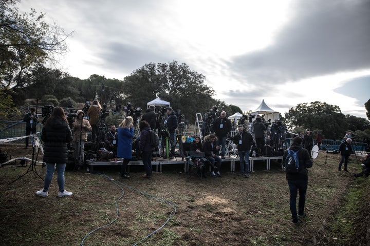 Los periodistas durante la mañana a la entrada de Mingorrubio.