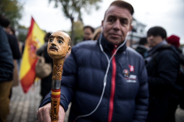 Franco ha levantado la cabeza y no ha pasado nada: el relato de un día rodeado de franquistas.