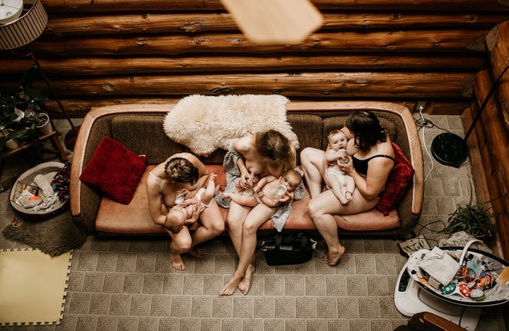 Jessica Rimmer, au centre, tire son lait maternel qu'elle donne à sa propre fille et à deux autres bébés.