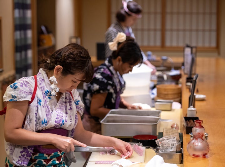 なでしこ寿司で働く千津井由貴さんら女性職人＝東京・秋葉原