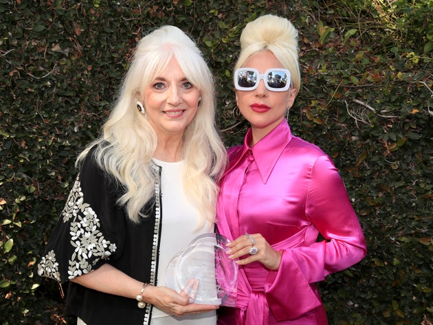 La Mamma Di Lady Gaga Il Bullismo Devasto Mia Figlia I Suoi Problemi Mentali Iniziarono Da Ragazzina L Huffpost