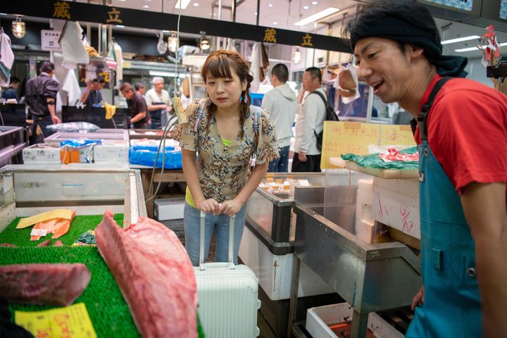 魚を買い求める千津井さん（左）と話す「ノジ喜代」の山崎雄介さん＝豊洲市場