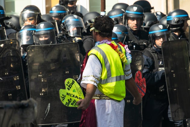 Un Policier Sympathisant Gilets Jaunes Insulte Ses Collegues 2000 Euros D Amende Le Huffpost