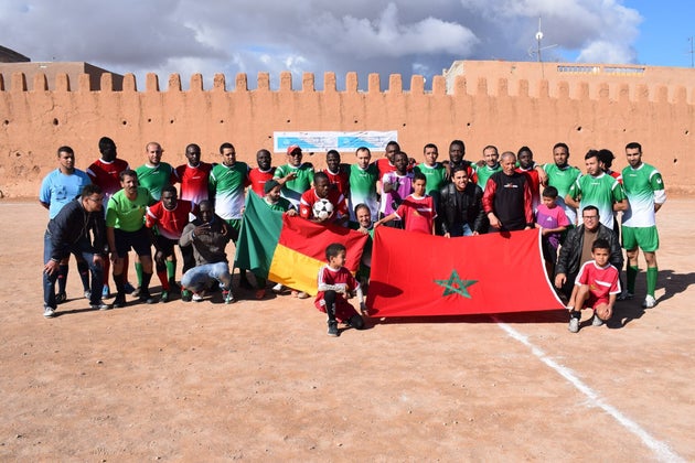 Un match de foot entre une équipe marocaine et une équipe de