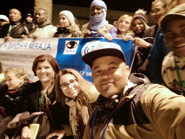 Sofia El Arabi avec des migrants à Oujda, dans le cadre d'activités de