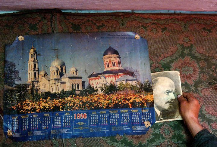 Ρώσος χωρικός τοποθετεί το πορτρέτο του Λένιν σε ένα παλιό θρησκευτικό ημερολόγιο, το οποίο είναι τοποθετημένο στον τοίχο του σπιτιού του στο Kitzkani, 20χλμ από το Tiraspol, στην Υπερδνειστερία.