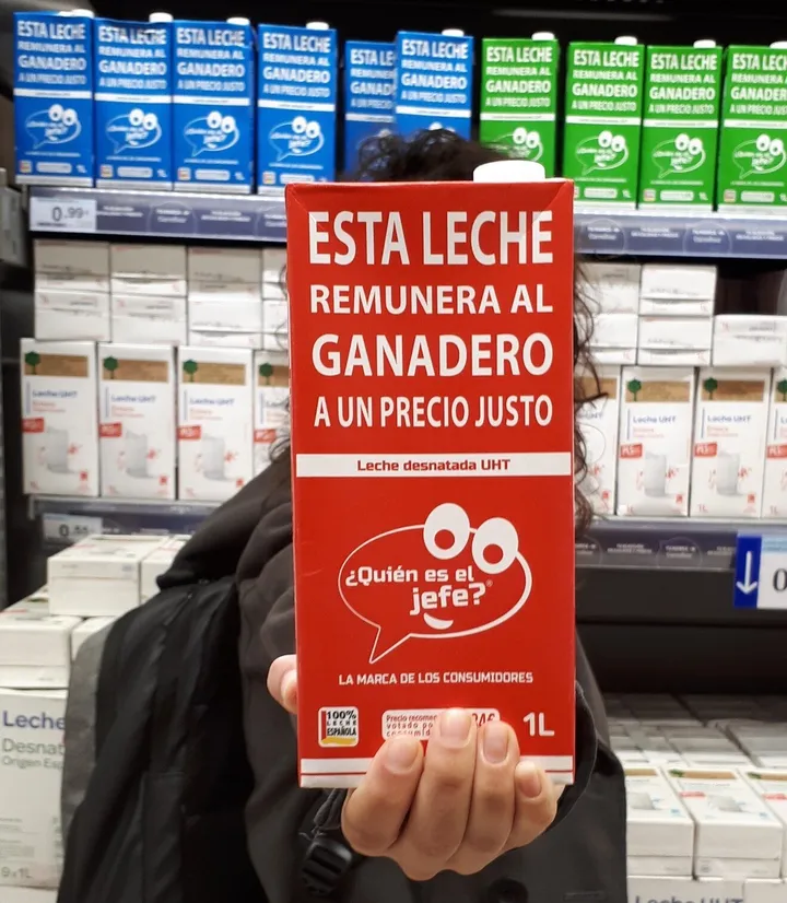 Leche de '&iquest;Qui&eacute;n es el jefe?' en un supermercado.