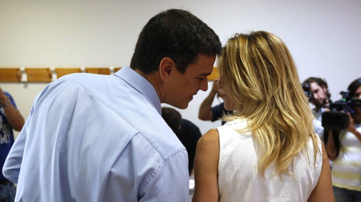 Pedro Sánchez y Begoña Gómez en un colegio electoral.
