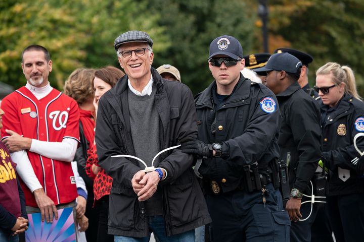 Ο Τεντ Ντάνσον συνελήφθη μαζί με την Τζέιν Φόντα κατά την διάρκεια διαμαρτυρίας για την κλιματική αλλαγή.