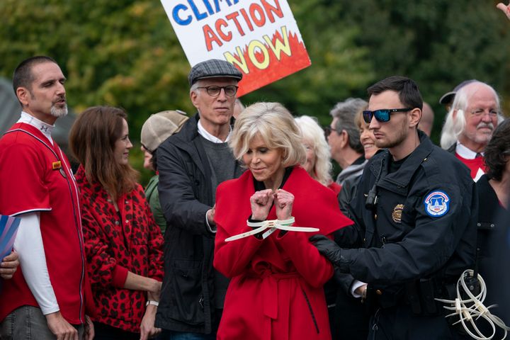 Η Τζέιν Φόντα και ο Τεντ Ντάνσον συνελήφθησαν στην Ουασινγκτον σε διαμαρτυρία για την κλιματική αλλαγή.