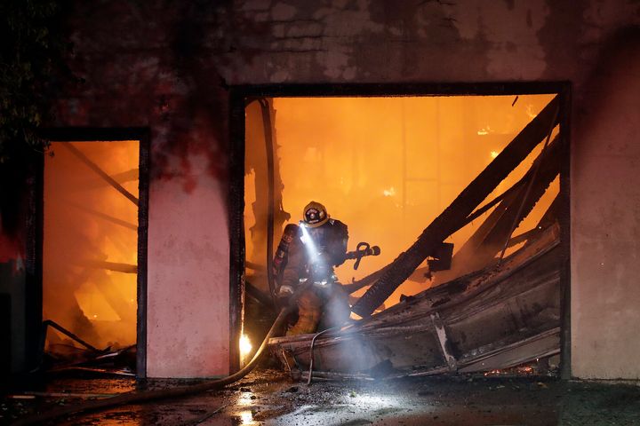 Πυροσβέστης προσπαθεί να σβήσει την φωτιά σε σπίτι στην Σάντα Κλαρίτα στην Καλιφόρνια.