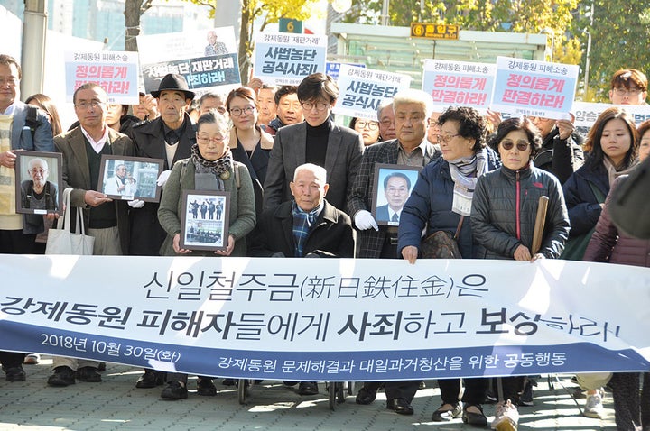 韓国最高裁に向かう朝鮮半島出身の元労働者ら=2018年10月30日、ソウルの最高裁