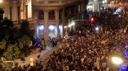 Miles de personas se concentran frente a la Jefatura Superior de Policía de