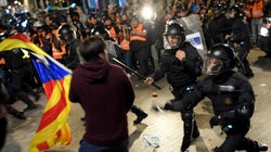 La Policía y los Mossos cargan contra los manifestantes en