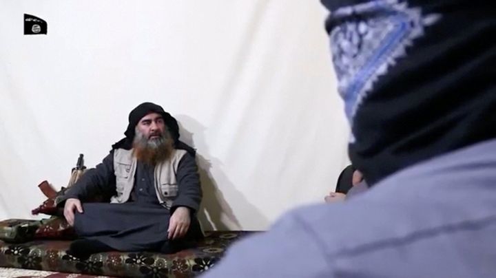 O άνδρας με την γενειάδα σε αυτή τη φωτογραφία φέρεται να είναι ο ηγέτης του ISIS Αμπου Μπακρ Αλ-Μπαγκντάντι, όπως εμφανίστηκε σε βίντεο που κυκλοφόρησε εντός του 2019.