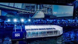 Cette péniche nettoie les rivières en ramassant les déchets