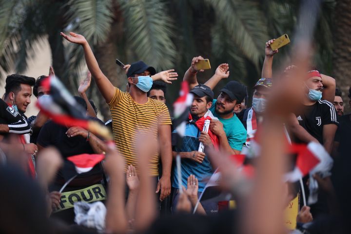 Διαδηλωτές φωνάζουν συνθήματα στους δρόμους της Βαγδάτης. 