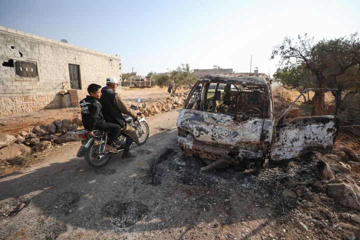 Φωτογραφία από το σημείο που έπληξαν ελικόπτερα κοντά στο χωριό Μπαρίσα στην επαρχία του Ινλτίμπ της Συρίας. Εκτιμάται πως στο σημείο βρίσκονταν δυνάμεις του Ισλαμικού Κράτους. 