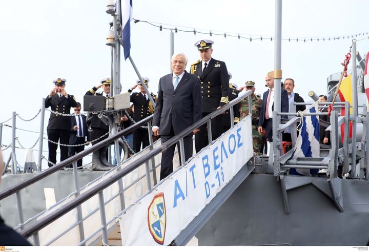 Ο Πρόεδρος της Δημοκρατίας Προκόπης Παυλόπουλος κατά την επίσκεψή του στο Αντιτορπιλικό ΒΕΛΟΣ.