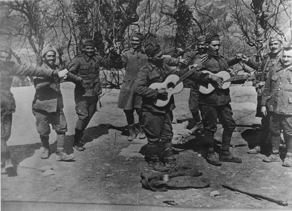 Έλληνες στρατιώτες ψυχαγωγουμένοι σε ανάπαυλα μάχης. 