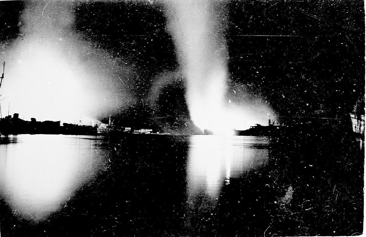 Τη νύχτα της 6ης προς 7η Απριλίου 1941 γερμανικά βομβαρδιστικά επιτέθηκαν στον Πειραιά. Το πλοίο Clau- Fraser φορτωμένο εκρηκτικές ύλες έπιασε φωτιά και ανατινάχτηκε επιφέροντας τεράστιες καταστροφές στο λιμάνι. 