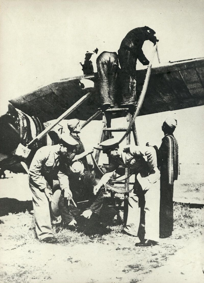 Αεροσκάφος δίωξης PZL επιθεωρείται και ανεφοδιάζεται σε πυρομαχικά. 