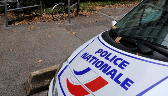 À Grenoble, un homme armé de couteaux et criant “Allah akbar”