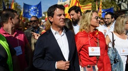 Manuel Valls manifeste avec des dizaines de milliers d’anti-indépendantistes à