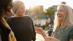 La gente feliz está en la cincuentena y tiene casa, trabajo y servicios básicos