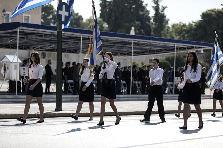 Μαθητές από το 17ο Γυμνάσιο του Δήμου Αθηναίων παρελαύνουν μπροστά από την εξέδρα των επισήμων.