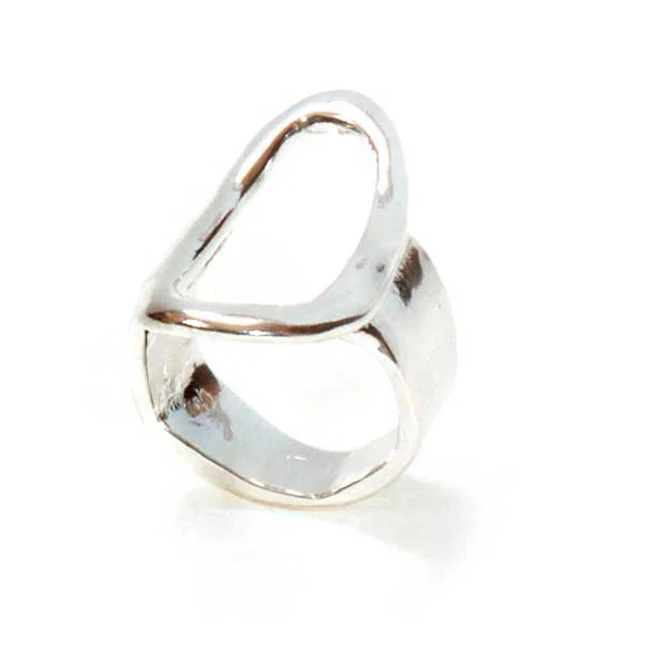 Anillo original hecho a mano en plata maciza. Disponible en plata de ley, plata chapada en oro y plata chapada en oro rosa.
