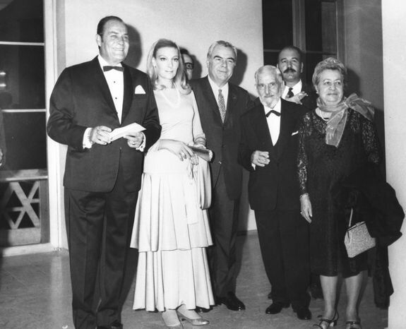 1969 - Στο φουαγιέ της Εταιρείας Μακεδονικών Σπουδών, οι συντελεστές της ταινίας "Ο Μπλοφατζής", Λάμπρος Κωνσταντάρας, Μάρω Κοντού και Κώστας Καραγιάννης, με τον Χριστόφορο Νέζερ και τη σύζυγό του.
