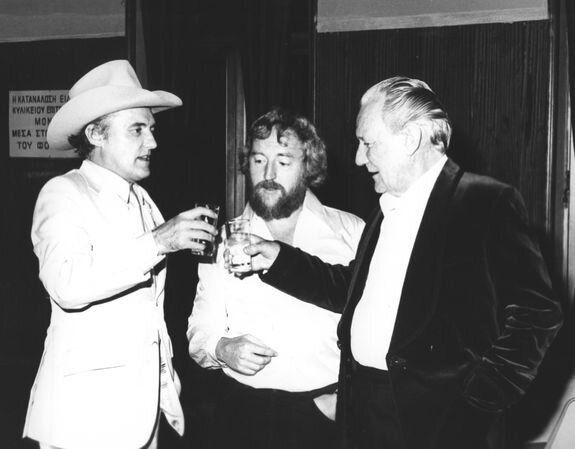 1981 - Ο ηθοποιοί Ντένις Χόπερ και Τρέβορ Χάουαρντ τσουγκρίζουν τα ποτήρια τους σε μια ανάπαυλα του Φεστιβάλ. 