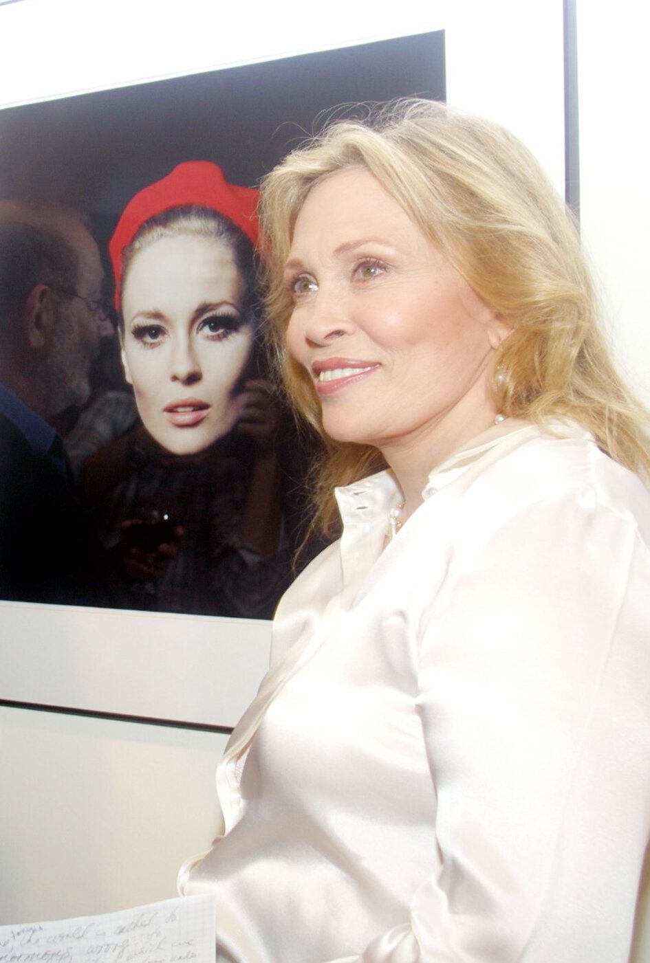 2001 - H Φέι Ντάναγουεϊ φωτογραφίζεται δίπλα στο πορτραίτο της