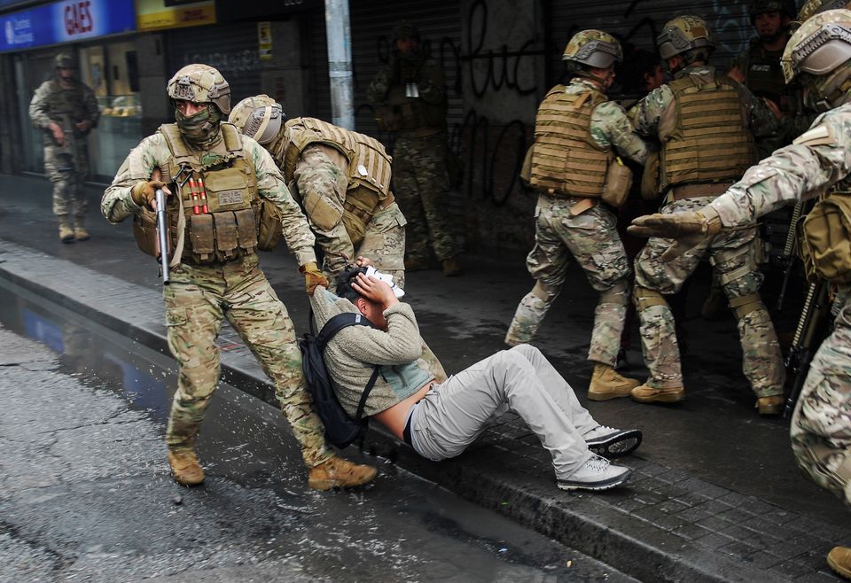 Policiais detêm manifestante durante protesto em 26 de outubro, em Concepcion, no