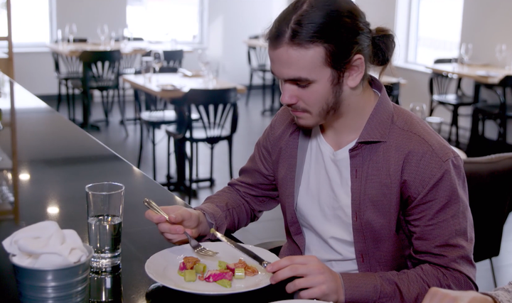 Édouard est allergique à presque tous les allergènes prioritaires. Il a mangé au restaurant pour la première fois dans le cadre du tournage du documentaire <i>Un danger dans chaque bouchée</i>. 