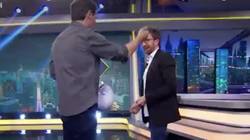 Las críticas tras lo que ha hecho Albert Rivera al empezar 'El Hormiguero': lo llevaba en la