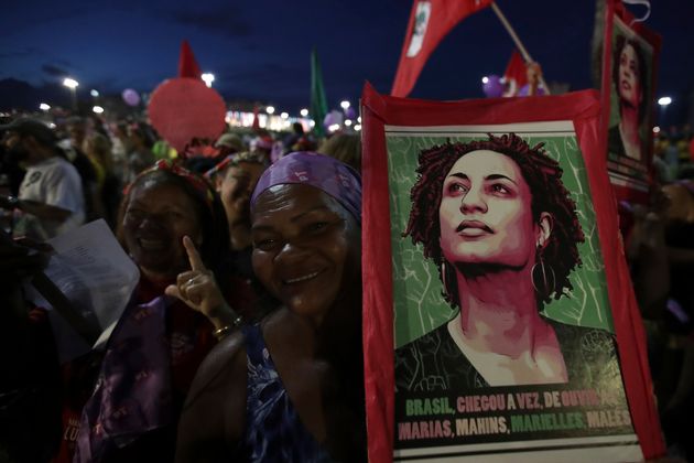 Mulher leva um pôster com a imagem da vereadora Marielle Franco durante manifestação...