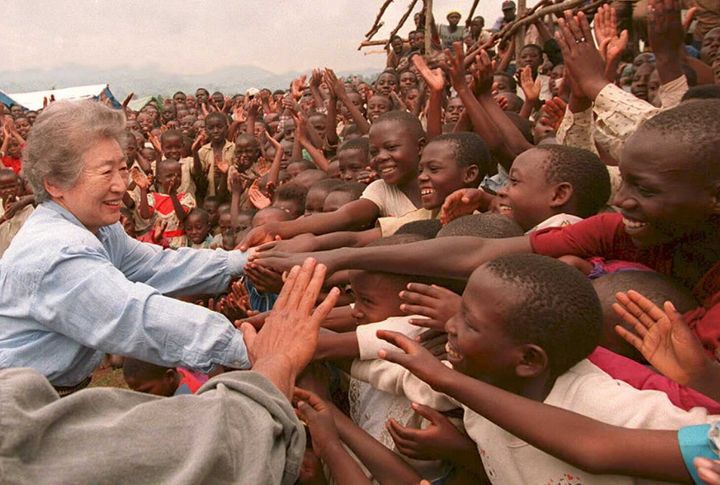 ザイール（現コンゴ）東部の町ブカブにある難民キャンプで、ルワンダ難民の歓迎を受ける緒方貞子・国連難民高等弁務官（左）