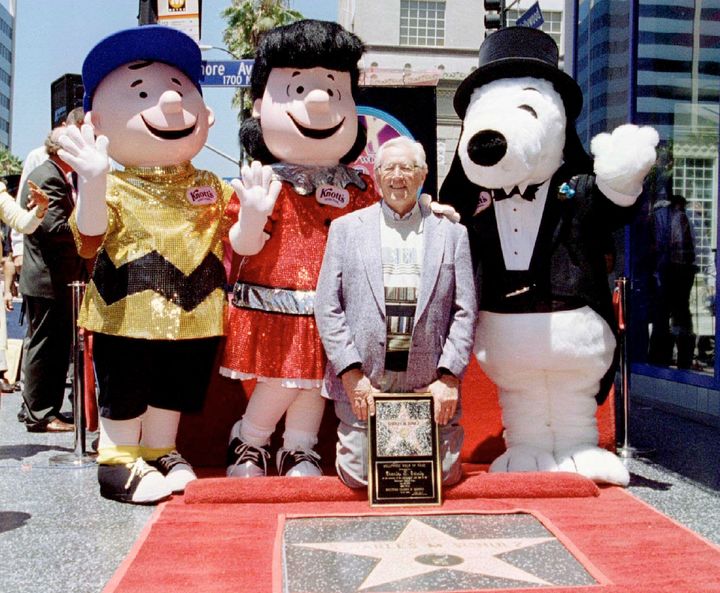 PEANUTSキャラクターの生みの親であるチャールズM.シュルツ氏は生前、ハリウッドブルーバードに刻印された。記念撮影では、チャーリーブラウン（左）、ルーシー（中央）、スヌーピー（右）とともにポーズをとった。