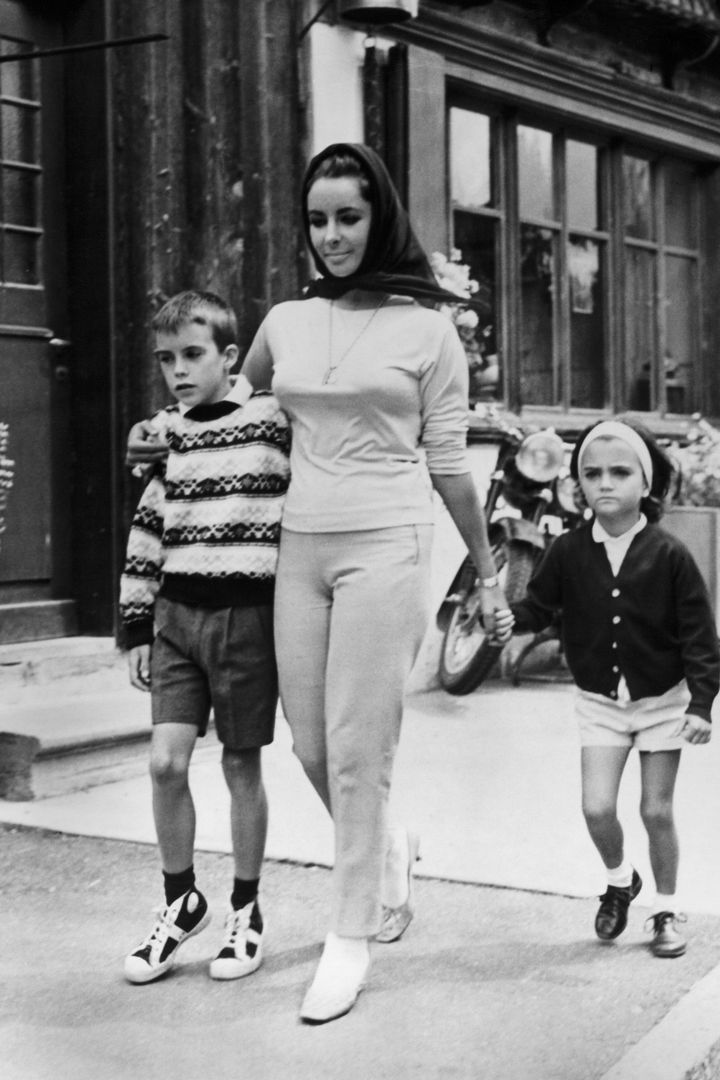 Μάρτιος 1965 - Η Λιζ Τέιλορ με την κόρη της Λίσα και τον γιο της, Μάικλ.