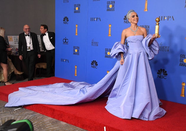 Il Mistero Dell Abito Celeste Di Lady Gaga Lei Lo Lascia In Hotel La Cameriera Lo Mette All Asta L Huffpost