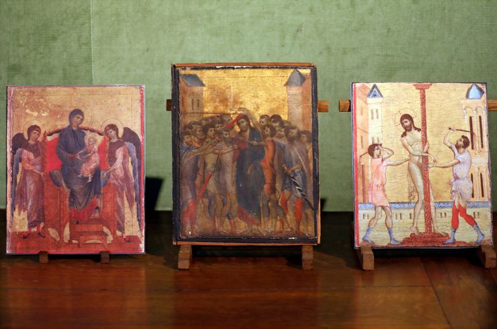 Στην μέση διακρίνεται ο πίνακας «Ο εμπαιγμός του Χριστού». Αριστερά και δεξιά οι άλλοι δύο πίνακες που συμπληρώνουν το δίπτυχο του 1280.