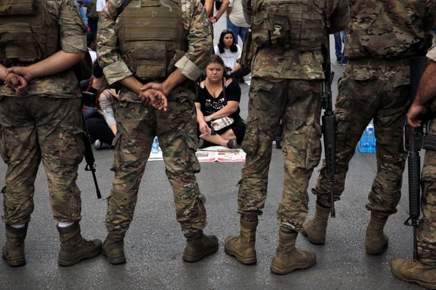 Η «επανάσταση» του Λιβάνου - Τι συμβαίνει στη χώρα με υπέρογκο χρέος και το 1,5εκατ.