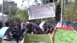 Decenas de estudiantes plantan tiendas de campaña en la plaza Universitat de