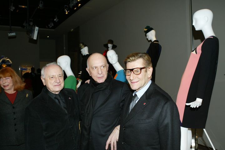 Ο Πιερ Μπερζέ (αριστερά), παρέα με τον Υβ Σεν Λοράν και ένα φίλο τους, στο πρώτο «Fondation Pierre Berge Yves Saint-Laurent, στις 5 Μαρτίου 2004, στο Παρίσι.