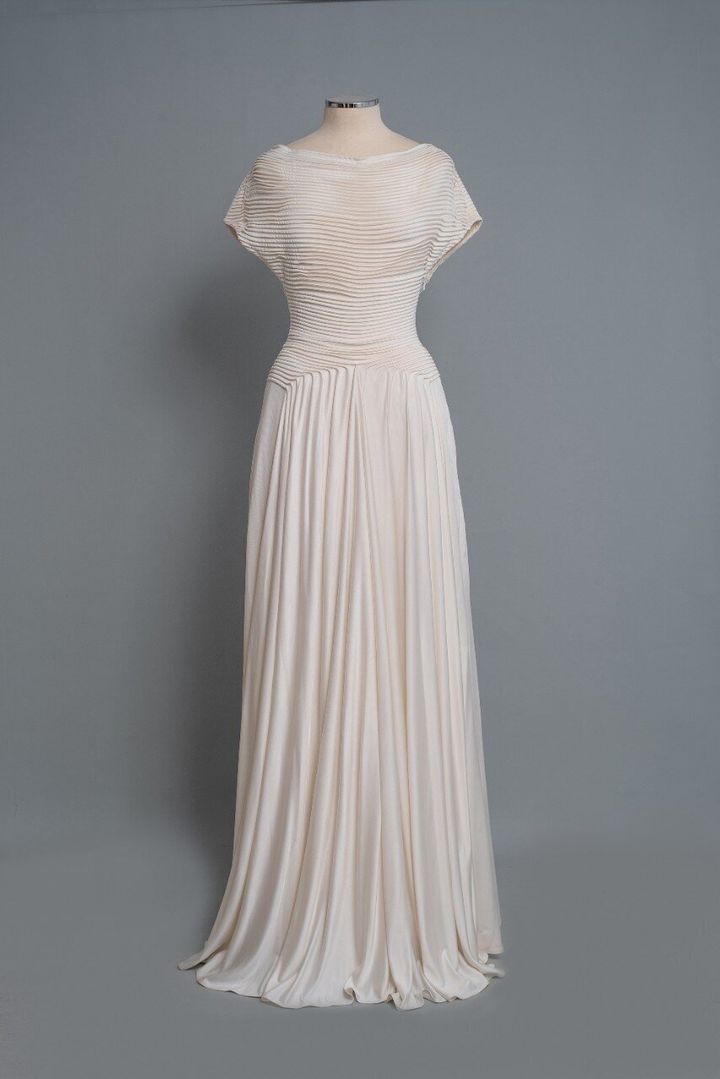 2000-1. Φόρεμα πτυχωτό από λευκό μεταξωτό ύφασμα της Σοφίας Κοκοσαλάκη. Λονδίνο 2005. Δωρεά Ιωάννα Παπαντωνίου. 