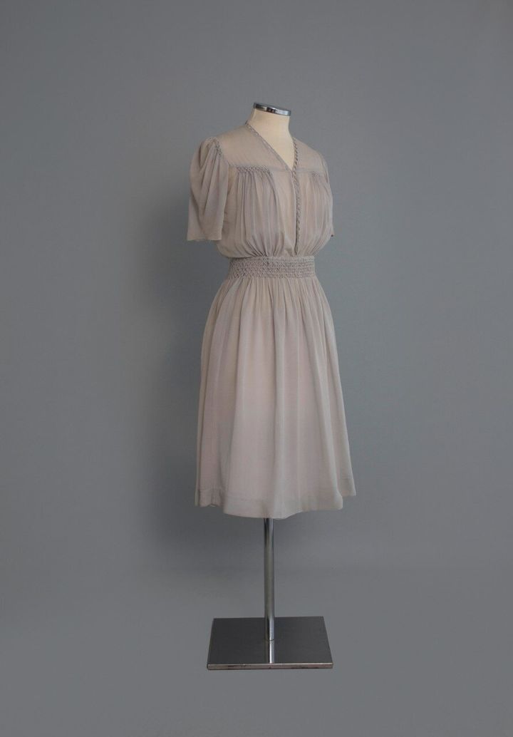 1940-1. Φόρεμα από γκρι ανοιχτό κρεπ με σφηκοφωλιά. Αθήνα. Δεκαετία 1940. Δωρεά: Λίτσα Λεμπέση