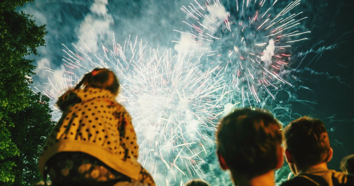 Children aren t watching the firework display. иллюстрации люди смотрят салют. салют для детей. фон салют для детей. Children aren t watching the firework display.