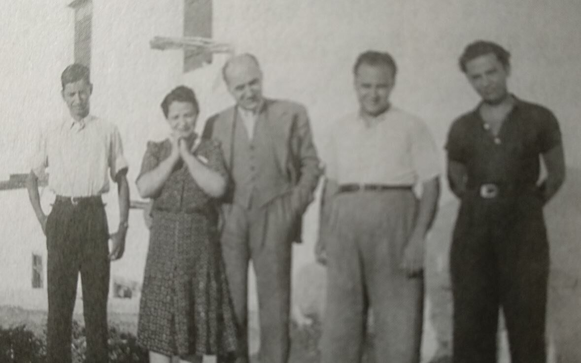 Oικογενειακή φωτογραφία, Μιχάλης και Ιωάννα Κύρκου με τους τρεις γιους τους, Τάκη, Κώστα, Λεωνίδα (Φωτογραφικό Αρχεί ΑΣΚΙ) 